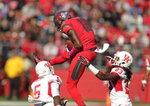 Carlton Agudosi pulls in a pass against two Houston defenders (John O'Boyle/The Star-Ledger)