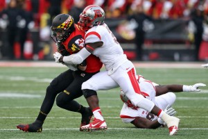 Steve Longa makes a tackle (Mitch Stringer-USA TODAY Sports)